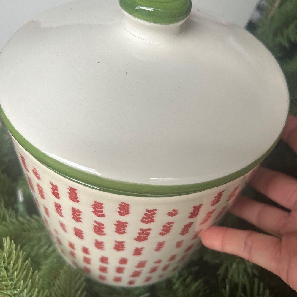 Viva Vietri. Mistletoe arrow cookie jar. Nwts. 57.00